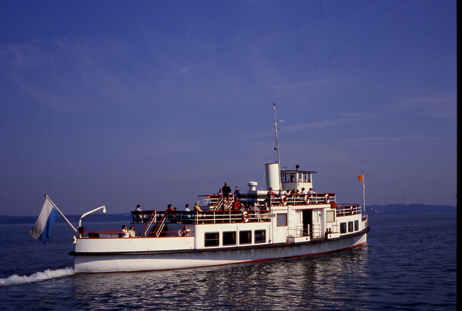 Ausflugsschiff auf dem Starnberger See (Dia-Scan)