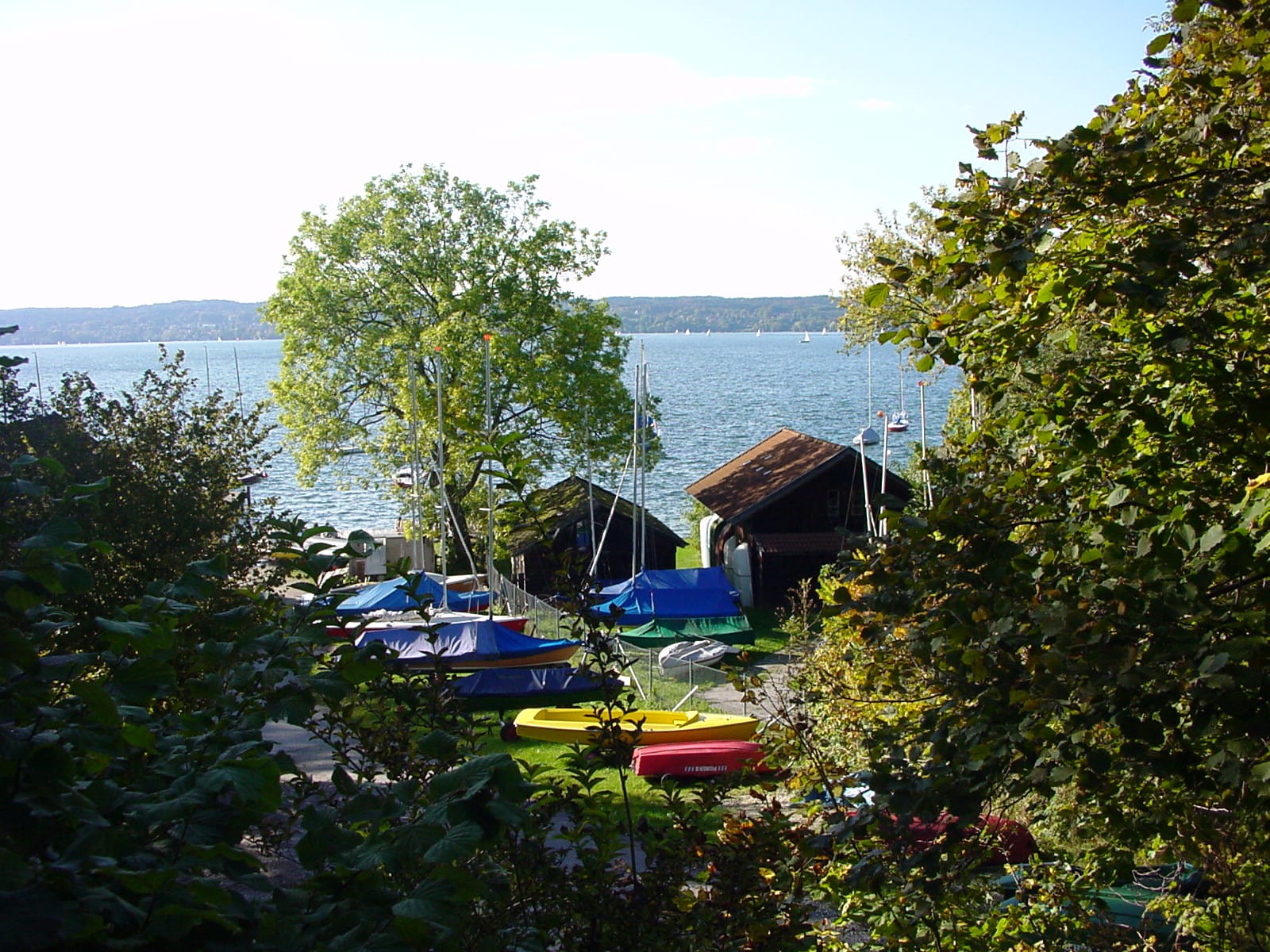 Bootshäuser und Segelboote am Ufer