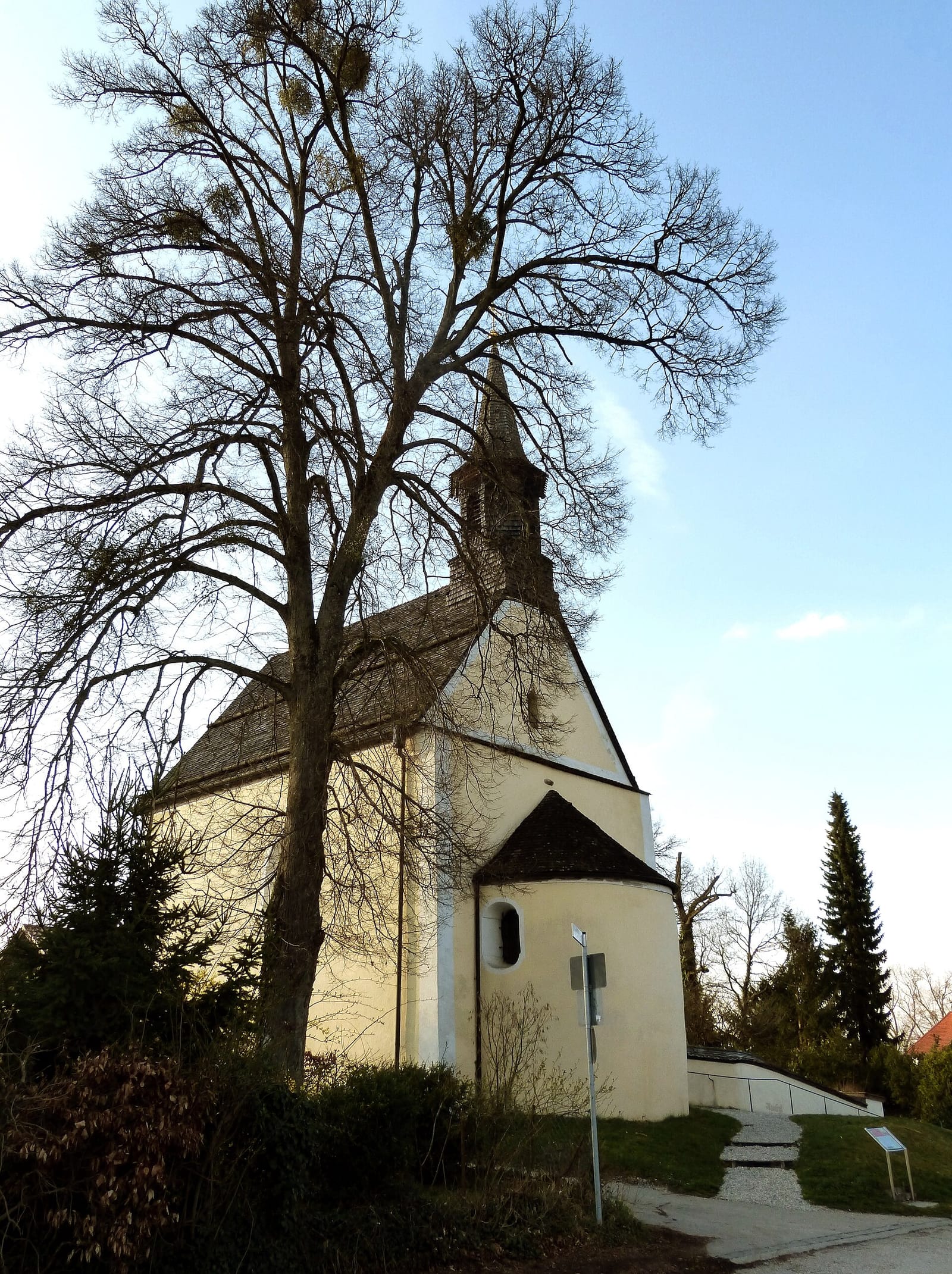Berg am Starnberger See, Kirche St. Johann Baptist. Der Ursprung der katholischen Filialkirche liegt wahrscheinlich im 12. Jahrhundert. Die innere Ausstattung wurde 1658/59 umgesta