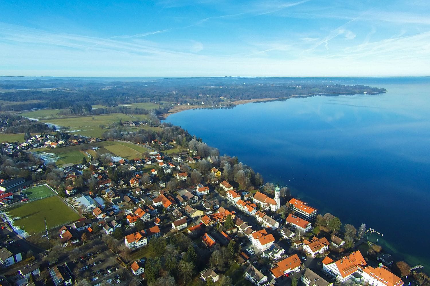 Dieses Luftbild von Seeshaupt am Starnbeger See wurde im Winter aufgenommen.