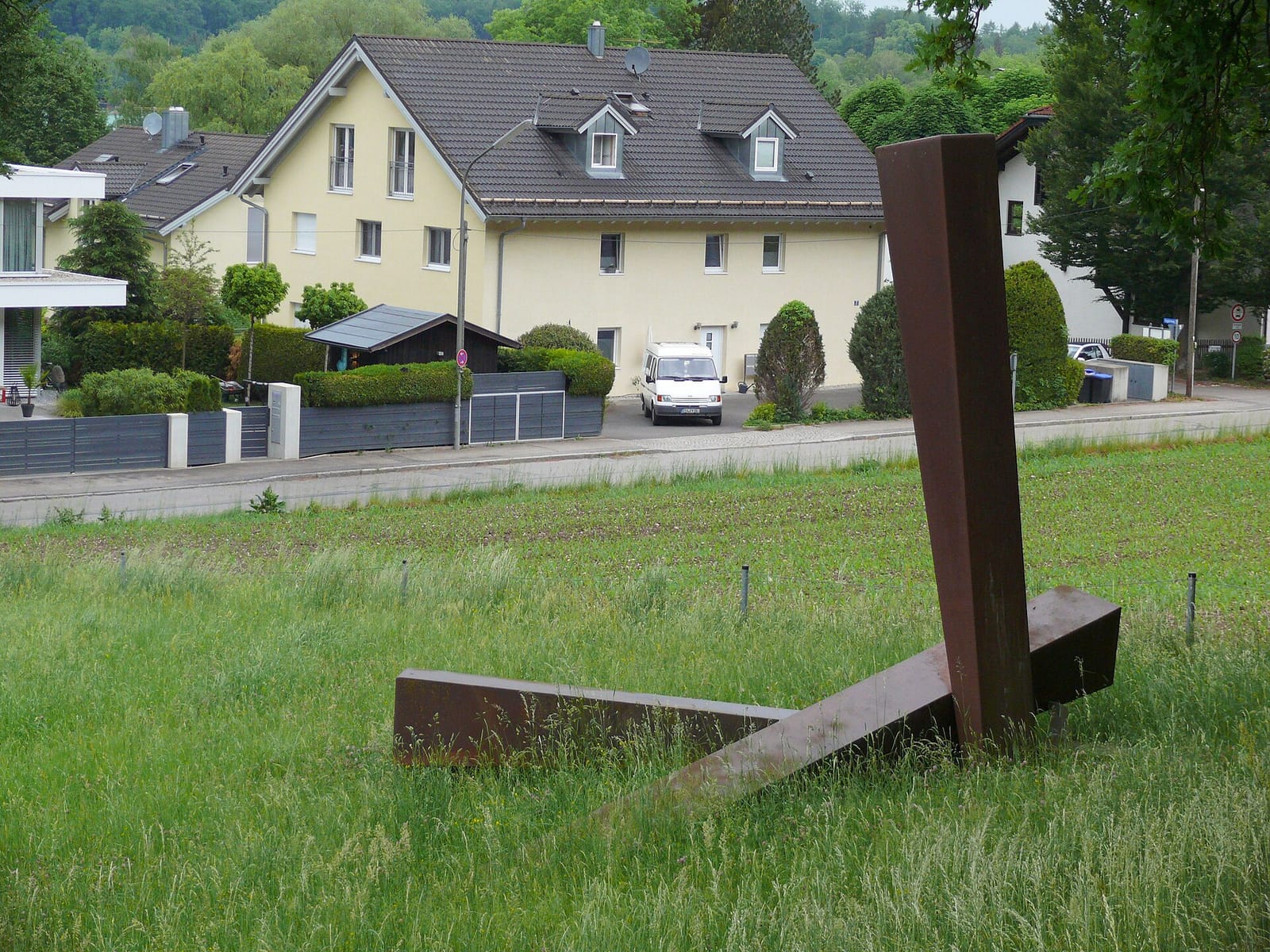 Skulpturenweg Wörthsee, Nr. 07: Keile von Hans Thurner (1951–2017), Stahl (wahrscheinlich Cortenstahl), Standort: Steinebach, Wiese zwischen Seestraße und Etterschlager Straße.Die 