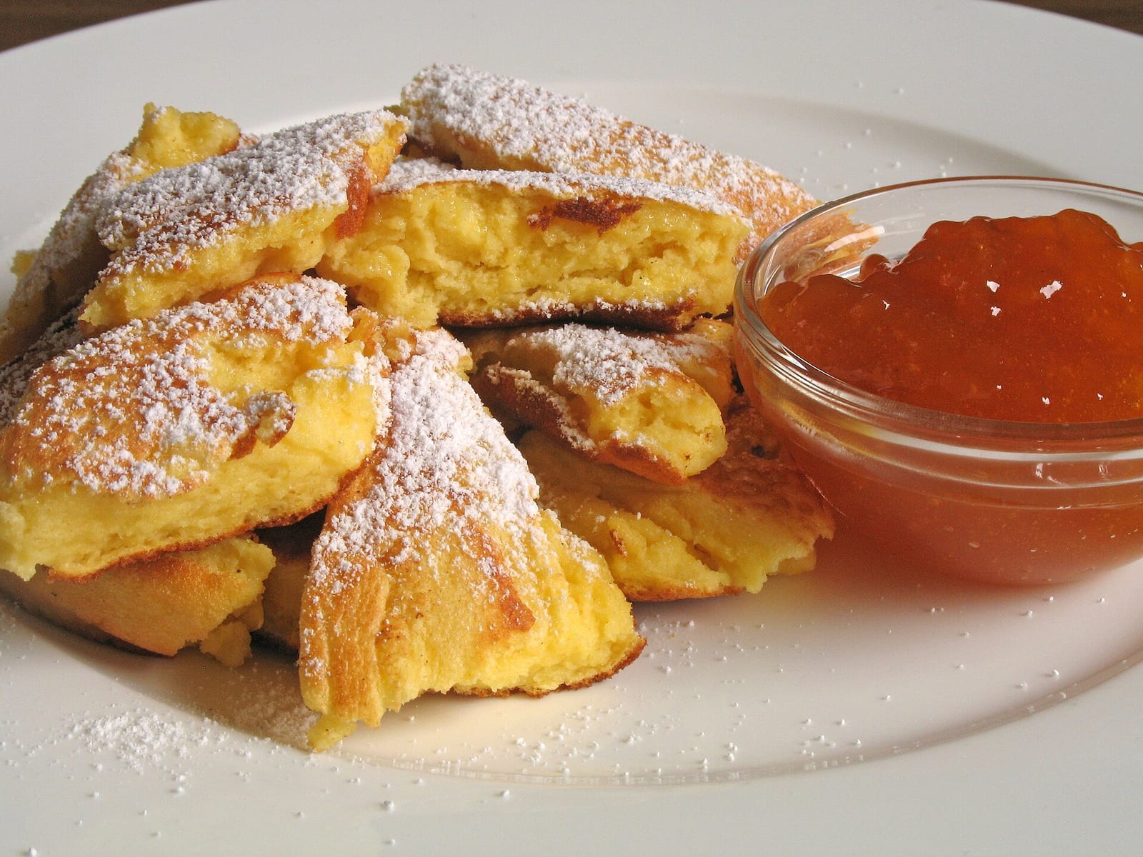 Kaiserschmarrn locker, mit aufwendiger Zubereitung durch Abtrennung des Eiklars, das zu Eischnee geschlagen wurde.