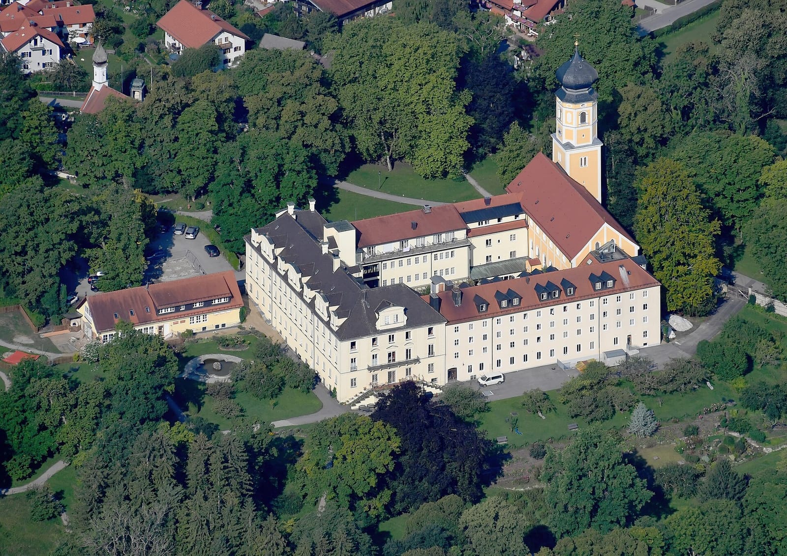 Aerial image of the Kloster Bernried (view from the east)