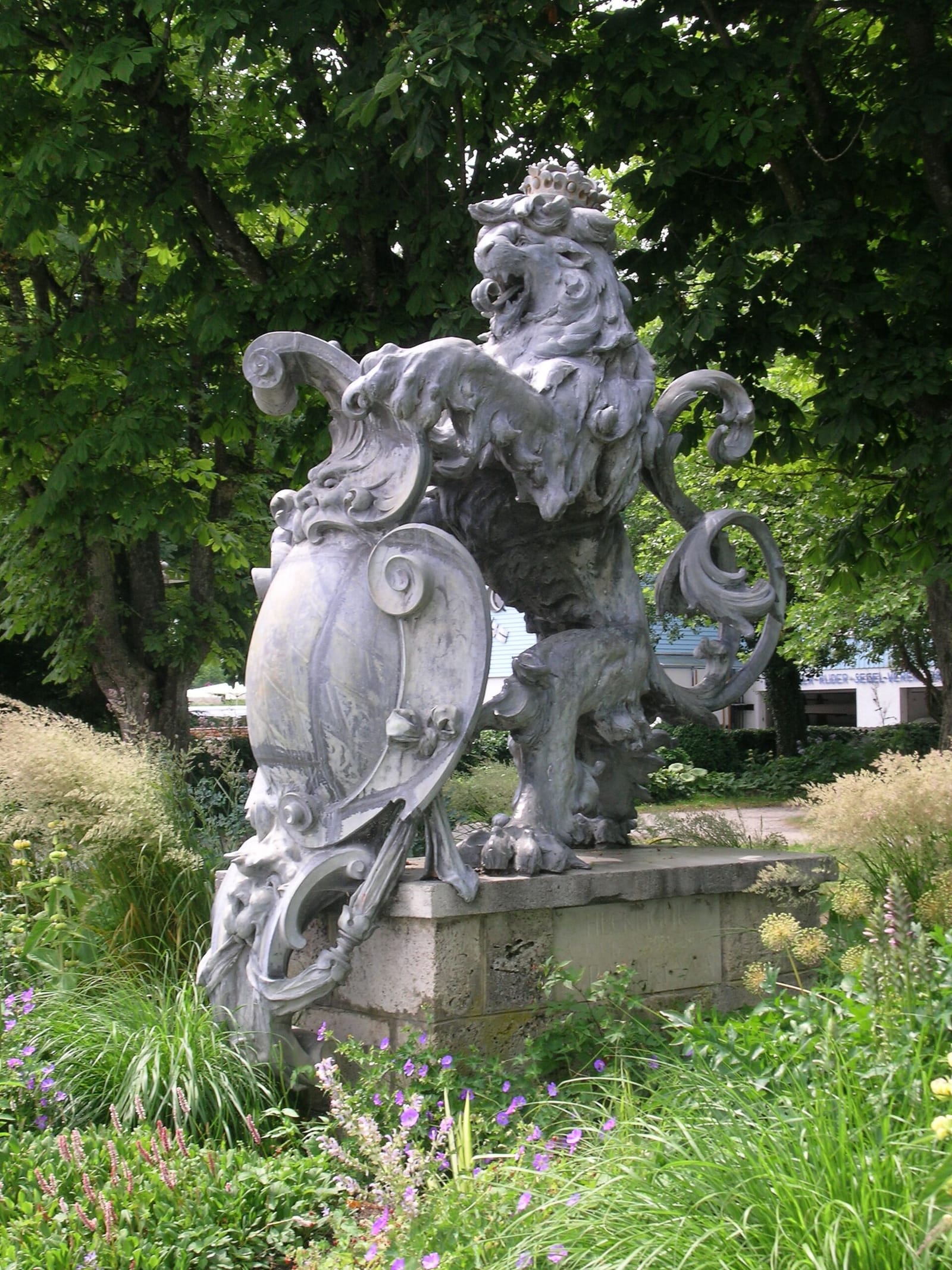 Starnberg, Bayerischer Löwe, Seepromenade (Heckfigur vom ehemaligen Dampfschiff "Bavaria", um 1878 von Lorenz Gedon. Nach 1919 an der Seepromenade aufgestellt.) This is a picture o