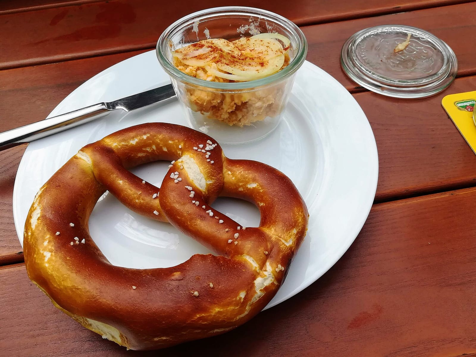 Gerupfter Käs (Franken), in Würzburg auch "Angemachter Camembert" genannt oder auch Obatzta in Bayern, seviert mit Bretzel, im Biergarten der Brauerei Friedrich Düll in Krautheim.