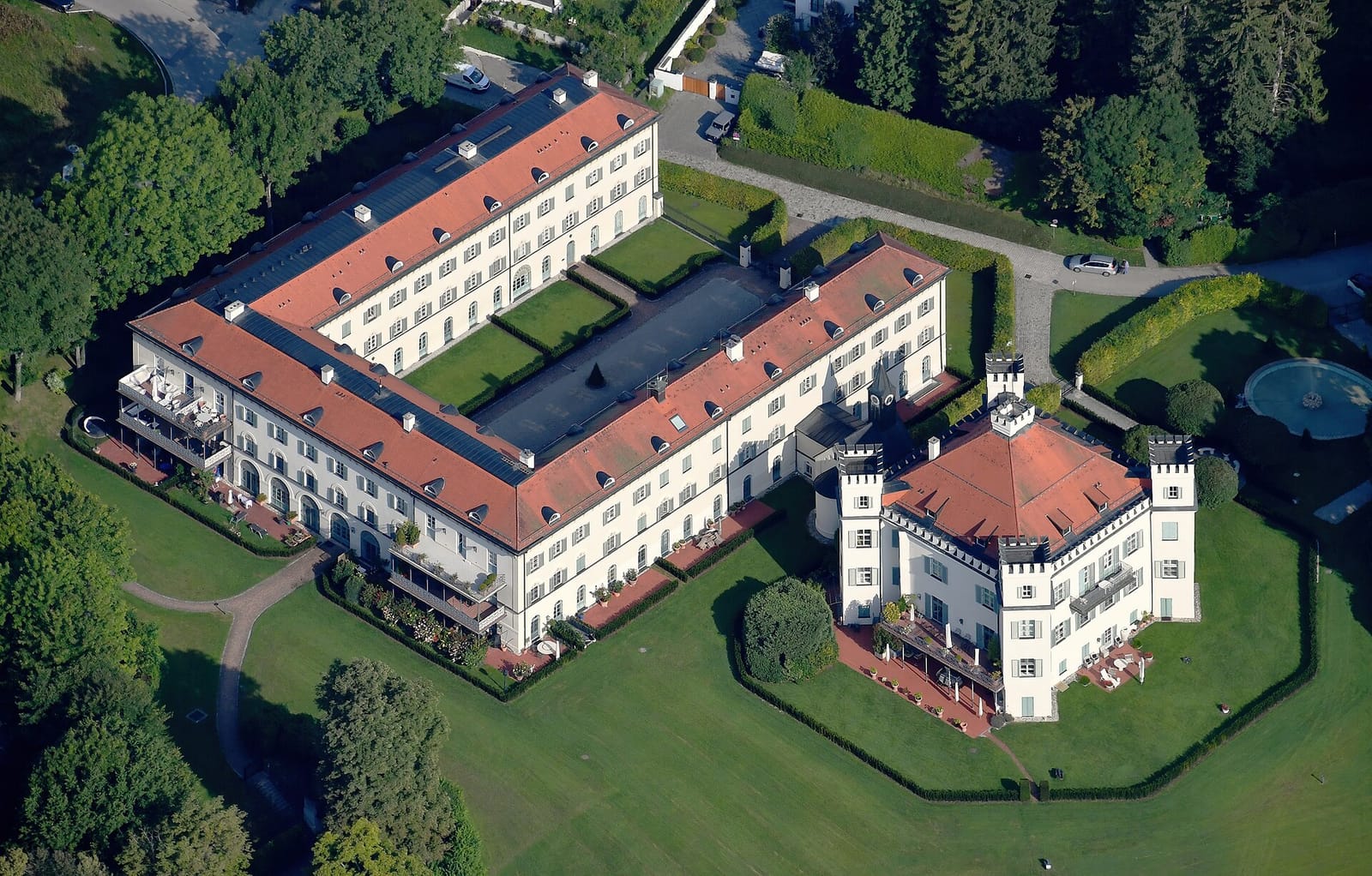 Aerial image of the Possenhofen Castle (view from the south)