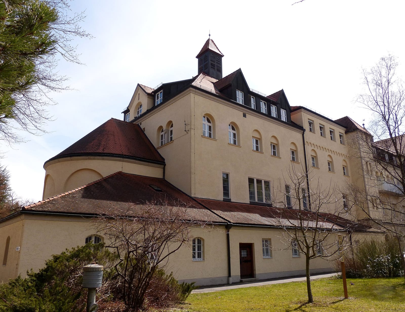 Tutzing, Bahnhofstraße 3, Kloster der Missionsbenediktinerinnen. Der historische Hauptbau mit Ecktürmen, Flügelbauten und Kapelle wurde 1903/04 von Max Kurz erbaut. Seit 1945 befin