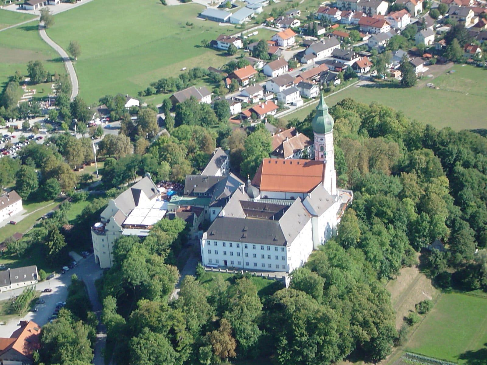 Kloster Andechs mit dem Ort aus der Luft