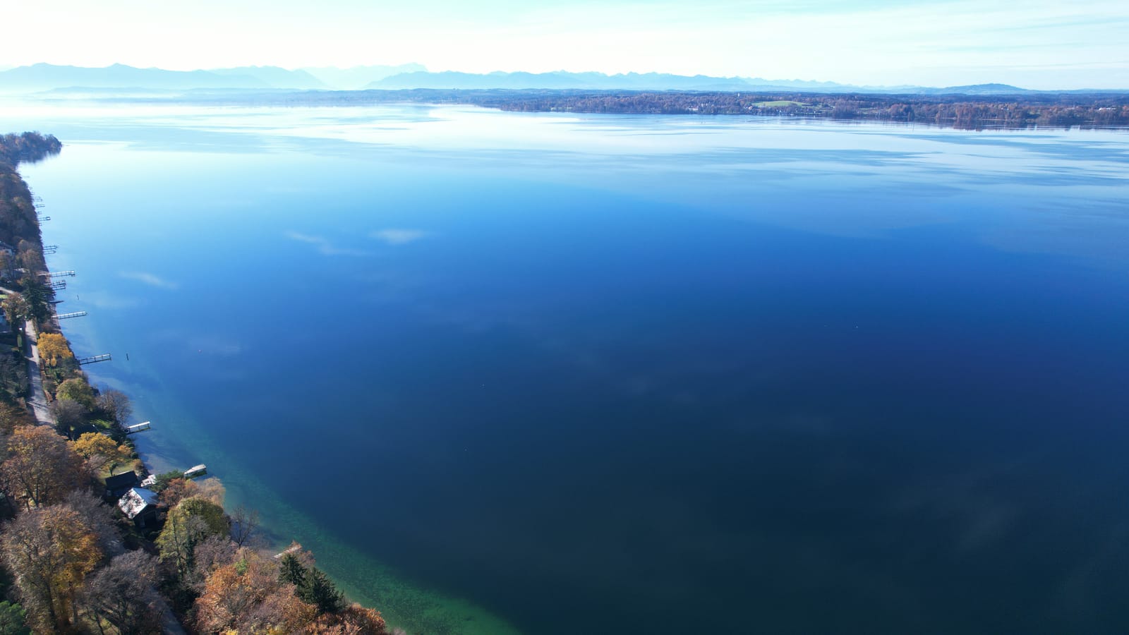 Luftbild über dem Starnberger See mit Alpenkette am Horizont
