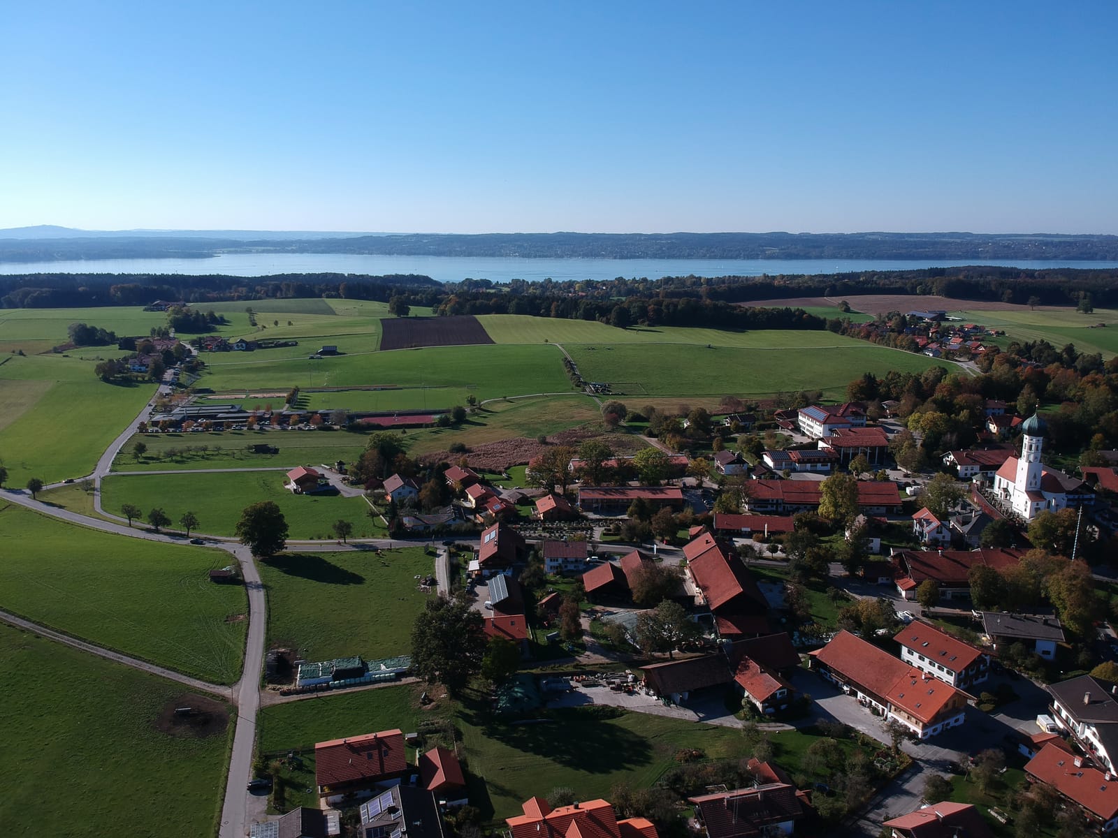 Luftbild über Münsing mit Starnberger See und Alpen