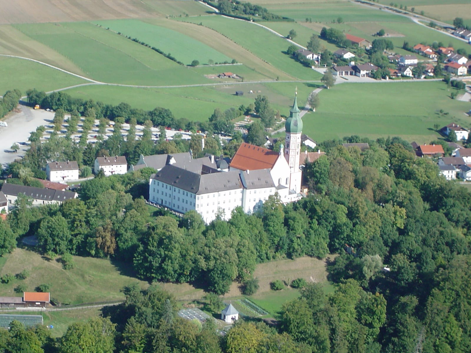 Luftbild von Kloster Andechs über dem Ammersee-Hügelland