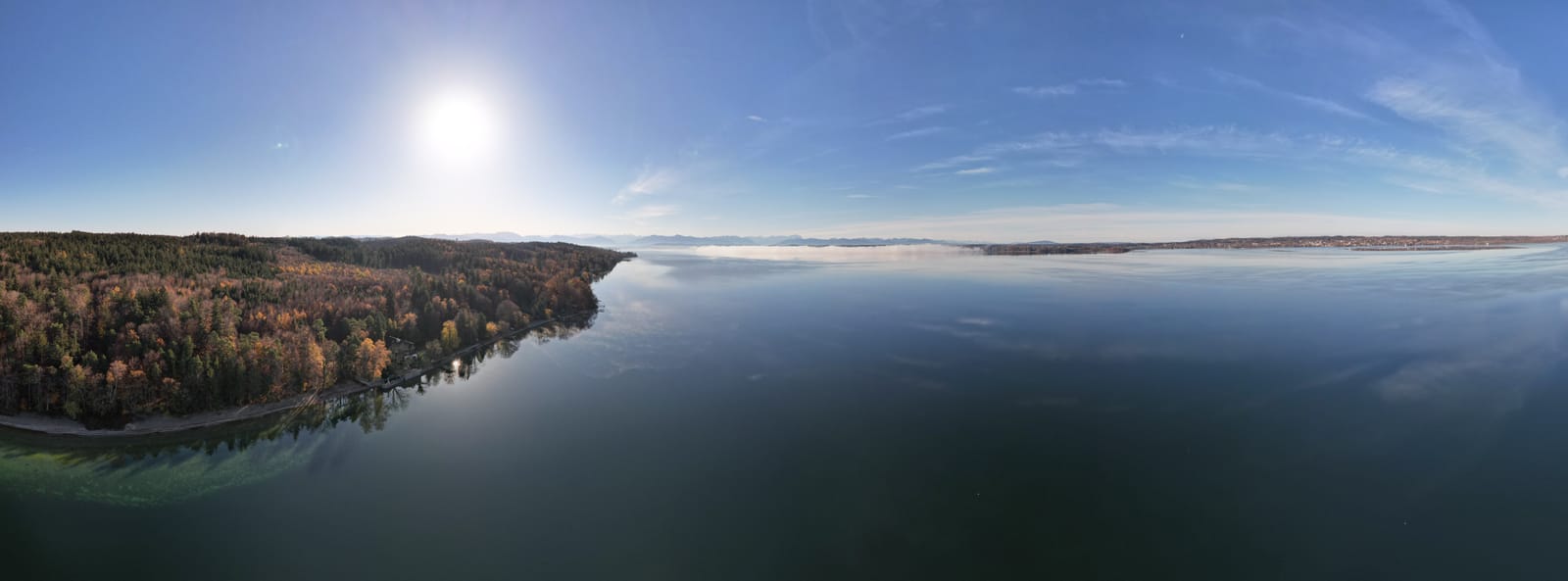 Luftpanorama des Starnberger Sees vom Ostufer mit Alpenkette am Horizont