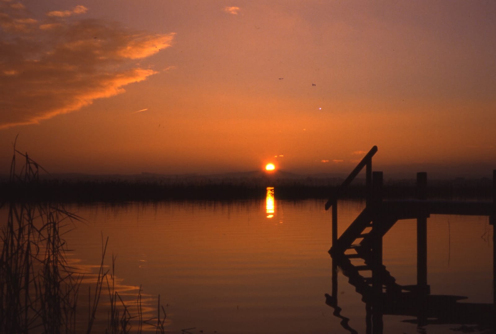 Sonnenuntergang über dem See mit Badesteg (Dia-Scan)