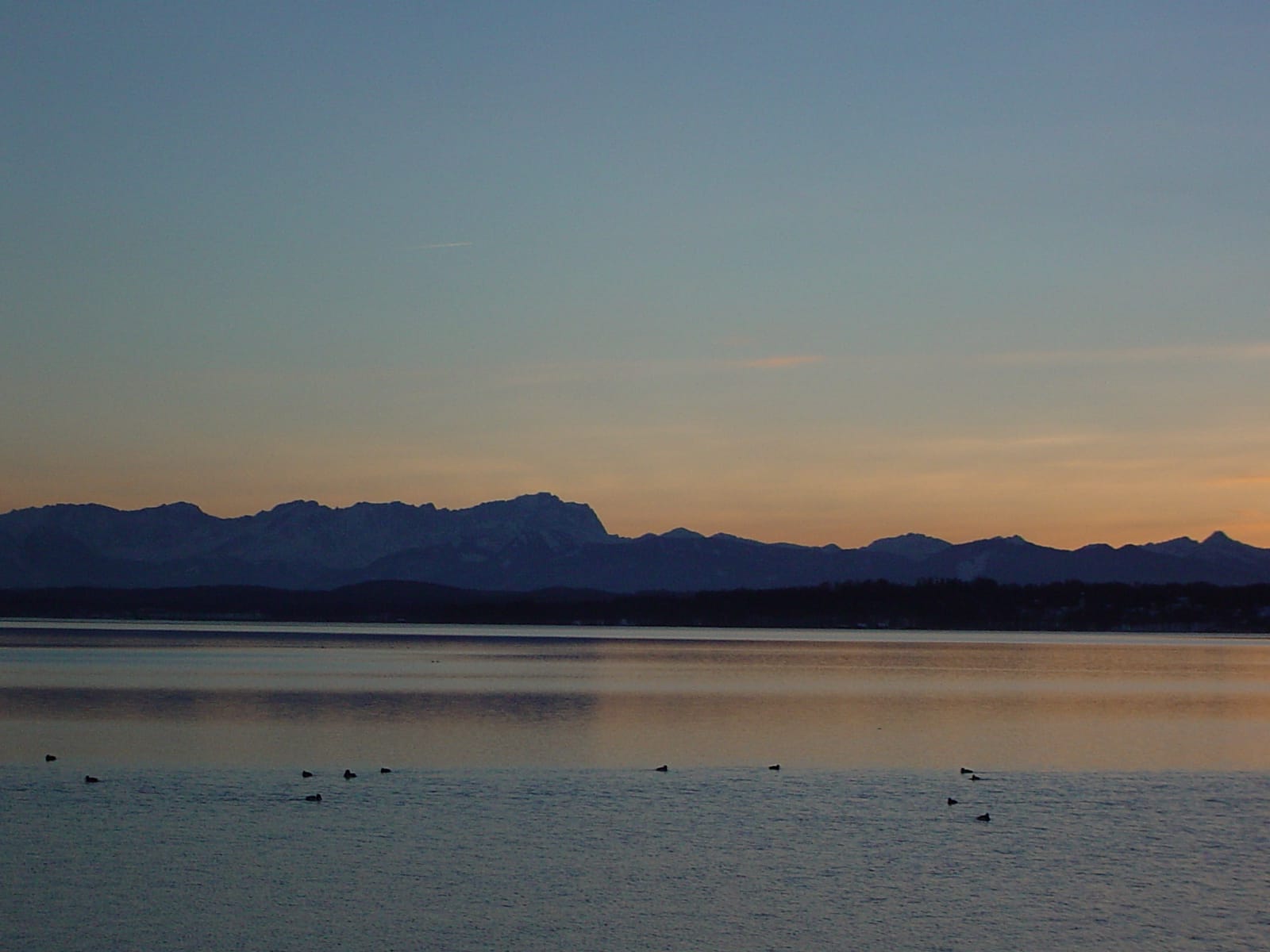 Starnberger See im Abendlicht mit Alpensilhouette